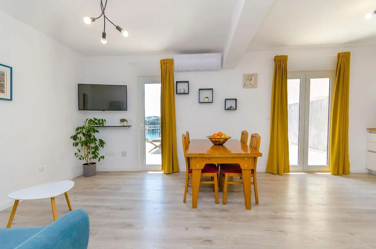Apartment Rizza トロギール